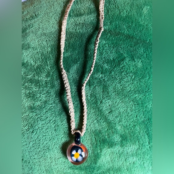 Hemp necklace with glass Daisy pendant - Picture 3 of 4